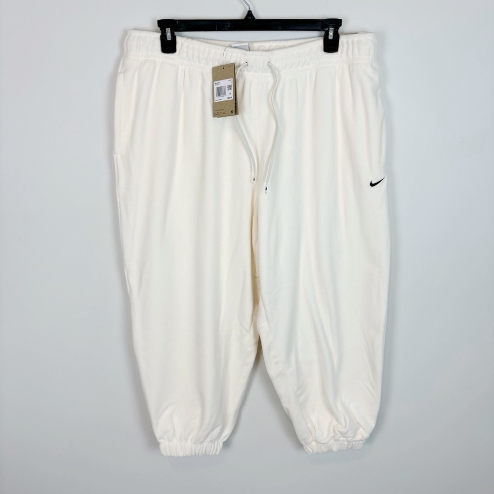 Nike Women's Therma-FIT One Loose Fleece Pants in Pale Ivory Plus Size 2X